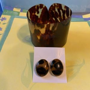 Animal print 80’s vintage bracelet and earrings set.